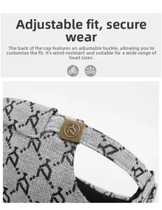 Dettaglio della fibbia in metallo regolabile e tessuto jacquard grigio monogramma del cappello