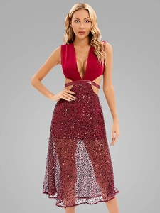Détail de robe de soirée bordeaux à paillettes avec col en V profond et taille cintrée