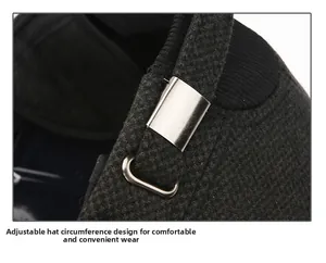 Détail de la boucle métallique et du tissu en laine gris foncé sur le chapeau d'hiver