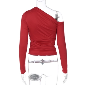 Détail de la vue arrière du top court asymétrique rouge en tissu hautement extensible