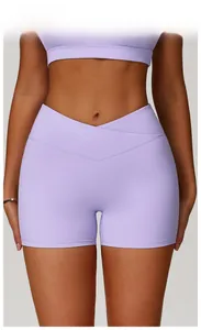 Nahaufnahme der fliederfarbenen Yoga-Shorts mit V-Bund und elastischem Gewebe