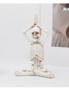 Gros plan détaillé d'une figurine de yoga squelette en résine pour la décoration intérieure