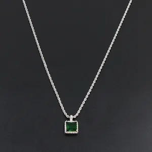 Détail d'une chaîne corde argentée avec pendentif carré serti d'une pierre verte