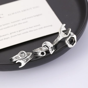 Makroaufnahme des S925 Silber Rings im Schraubenschlüssel-Design mit Vintage-Metallstruktur