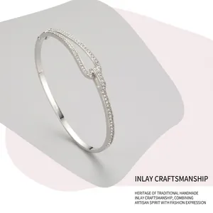 Detailansicht eines Silberarmbands mit Pavé-Fassung und funkelnden Steinen im Design