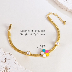 Détail du bracelet fleuri doré avec perles blanches et dimensions de 16,5 plus 3,5 cm