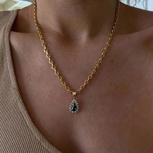 Collana in acciaio inossidabile placcato oro 18k con ciondolo smeraldo a goccia