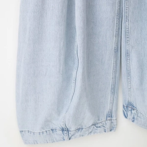 Lichtblauwe high-waisted balloon jeans met focus op stiksels en denim textuur