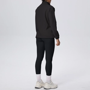 Vista posteriore di un set yoga nero con giacca a maniche lunghe e leggings a vita alta