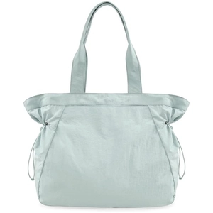 Primer plano del bolso tote de nailon azul claro impermeable con cordones laterales