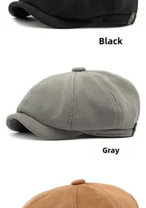 Detalle de gorras estilo baker boy en ante negro y gris con botones metálicos