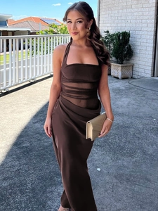 Robe longue sexy marron à licou avec empiècement en mesh, dos nu et finition satin