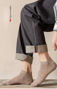 Detail view of khaki cotton ankle socks for men featuring heel tabs and breathable mesh vents