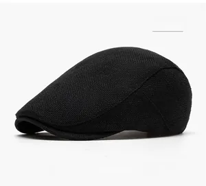 Gros plan détaillé de la casquette plate noire montrant la texture fine en coton et lin