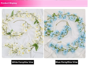Detalle de enredaderas de jazmín artificiales en blanco y azul para decoración hogar