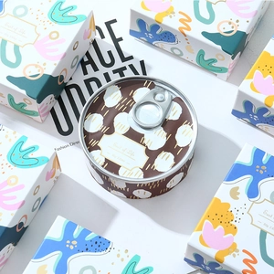 Tinplate scented candle with abstract floral gift box and pull-ring lid on magazine