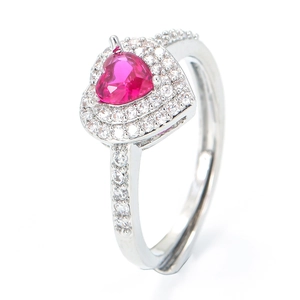 Detail eines rosa herzförmigen Kristallrings mit mikro-gefassten Zirkonia-Akzenten