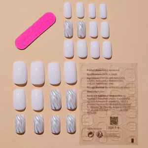 Kit de faux ongles minimalistes blanc et argent à rayures de tigre avec 24 pièces