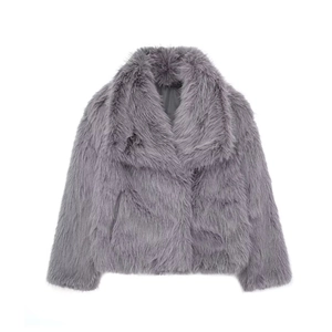 Détail d'un manteau en fausse fourrure grise pour femme avec texture moelleuse et revers