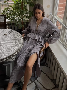 Robe longue plissée gris foncé avec manches lanternes et volants élégants à la taille