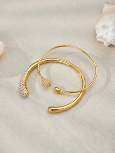 Vue détaillée des bracelets ouverts en acier plaqué or 18k avec incrustation de zircons