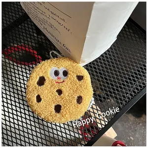 Porte-clés en peluche biscuit avec visage drôle et broderies chocolat en jaune