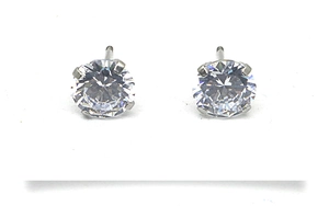 Gros plan de boucles d'oreilles clous en acier inoxydable argenté avec zircone cubique ronde
