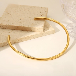 Poliertes Gold-Edelstahl-Collier auf Steinplatte mit wasserfester Beschichtung