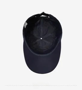 Vista interna dettagliata di un cappellino da baseball blu navy traspirante e comodo