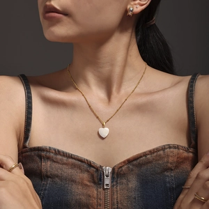 Französische Luxus-Herzkette mit Muschel-Anhänger, 18k vergoldet, am Modell