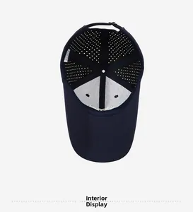 Détail de l'intérieur de la casquette marine avec trous laser respirants et étiquette polyester