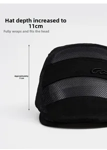 Vista dettagliata della rete profonda 11 cm e del ricamo su questo cappellino nero