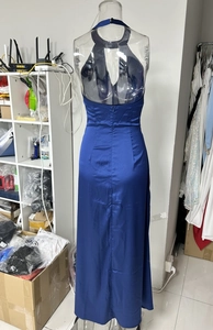 Détail de la fermeture éclair et du licou sur une robe longue en satin bleu marine