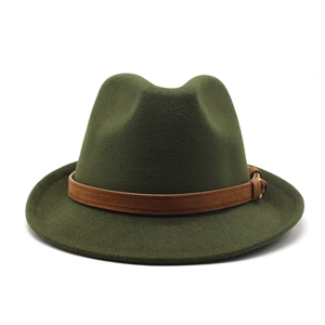 Detalle de sombrero fedora de lana verde oscuro con banda de cuero marrón y hebilla