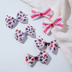 Détail de six nœuds à cheveux en ruban avec motifs de football américain et baseball