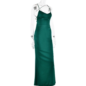 Détail d'une robe en satin vert avec bretelles croisées et dos nu élégant
