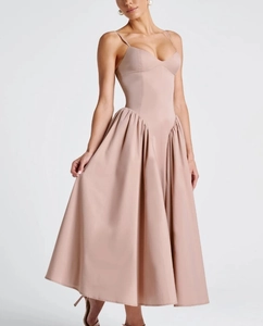 Détail d'une élégante robe à bretelles rose poudré avec jupe plissée en A et taille cintrée