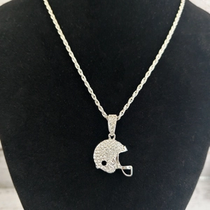 Collier avec pendentif casque de rugby argenté serti de cristaux sur une chaîne torsadée