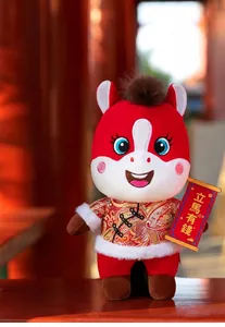 Gros plan d'une peluche mascotte cheval du zodiaque chinois 2026 en tenue de fête