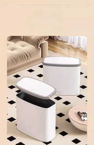 Vue détaillée de la poubelle étroite blanche montrant le couvercle à poussoir et sa structure