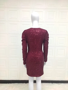 Détail du dos d'une robe courte à paillettes bordeaux avec fermeture éclair invisible