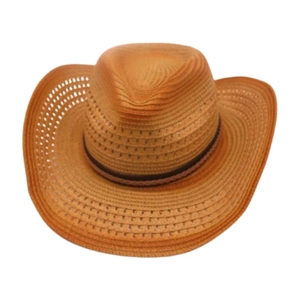 Détail d'un chapeau de cow-boy en paille tressée marron avec ruban décoratif aéré