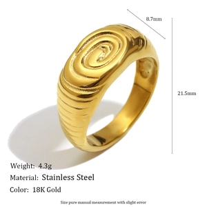 Detailansicht eines goldenen Edelstahlrings mit Wirbelstruktur und 8,7 mm Bandbreite