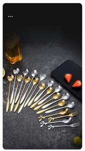Makro-Detail von Kirschblüten- und Rosenlöffeln aus Edelstahl in Gold und Silber-Optik