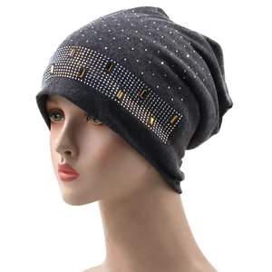 Dunkelgraue Strickmütze für Damen mit Glitzersteinen und goldenem Metallbesatz