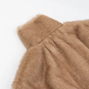 Gros plan d'une veste en fausse fourrure marron avec un col montant élégant