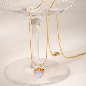 Élégant collier cœur en or 18k avec pendentif pierre de lune pour femme sur support verre