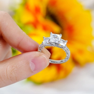 Drei-Steine-Ring mit Prinzess-Schliff und Vintage-Hohlband aus Sterling-Silber