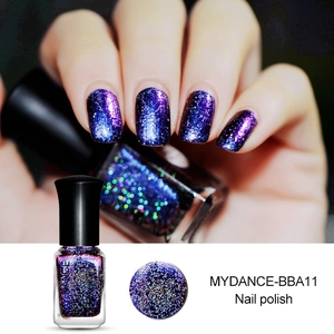 Details des Aurora-Schimmer-Nagellacks mit lila und blauem Sternenhimmel-Gradient