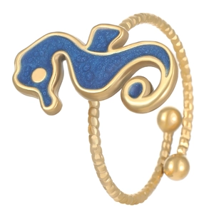 Dettaglio dell'anello a cavalluccio marino con smalto blu e fascia a sfere regolabile